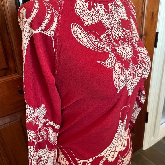 Athleta Tattoo Twist Long Sleeve Stretchy Knit Red White Top Sz Medium - Picture 3 of 9